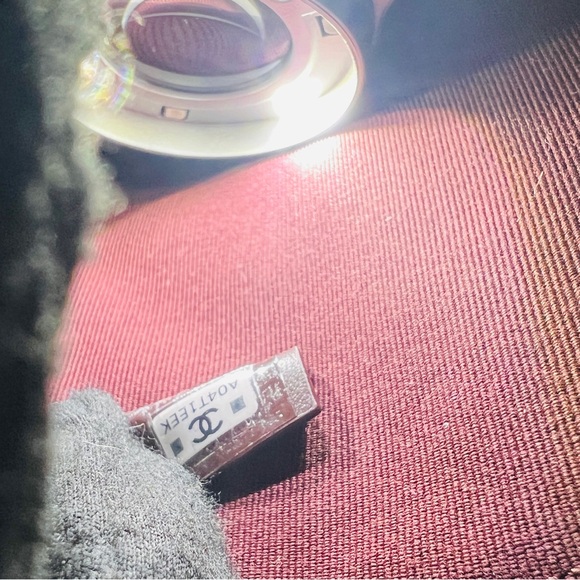 Authentic CHANEL 24A CLASSIC CLUTCH WITH CHAIN - Picture 9 of 11